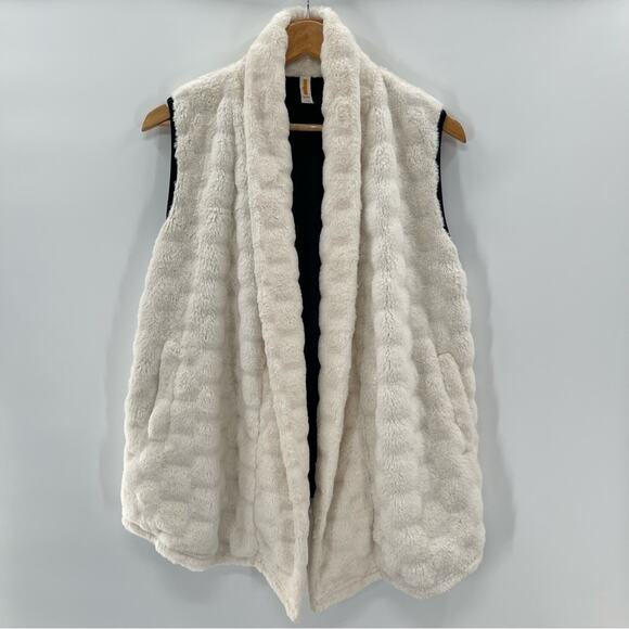 Lucy Jackets & Blazers - Lucy Woman's White Faux Fur Vest Size Medium Preppy Mob Wife Old Money